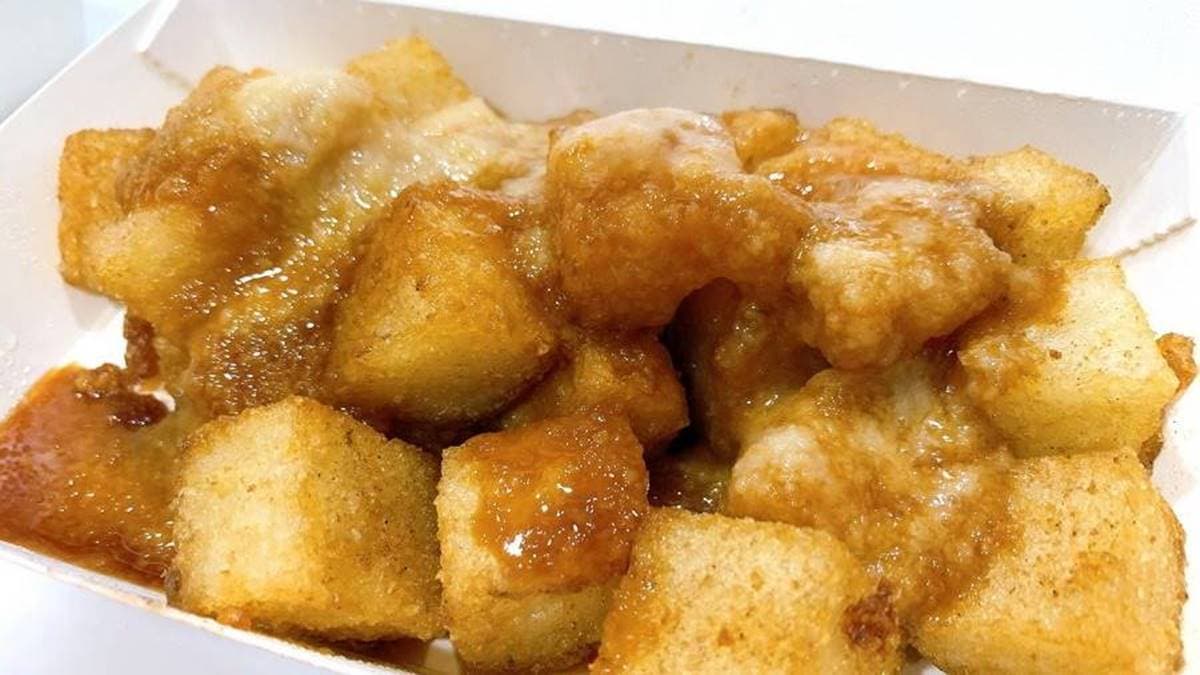 「蒜味蘿蔔糕」蒜味醬汁是用大量台灣蒜頭打成泥，而不是加美乃滋。（圖片來源：猴屁的異想世界）