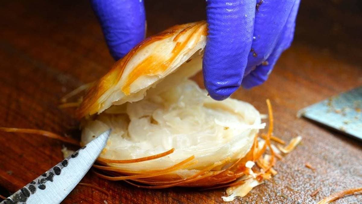 剛出爐的饃就像是天使髮絲般金黃，口感酥脆，超級誘人。（圖片來源：狐狸金的日常）