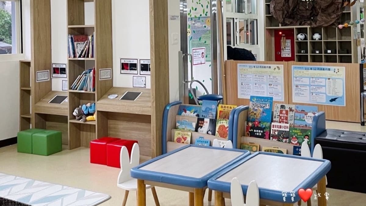 故事屋除了有實體的繪本跟童書之外，也有提供平板資源。（圖片來源：寶寶❤️放電）