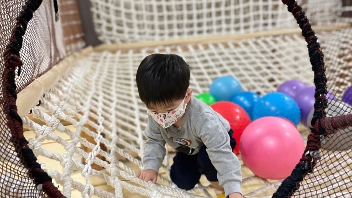 「大肢體運動體能區」由原木與編織網組成，可以訓練肌肉協調和反應。（圖片來源：寶寶❤️放電）