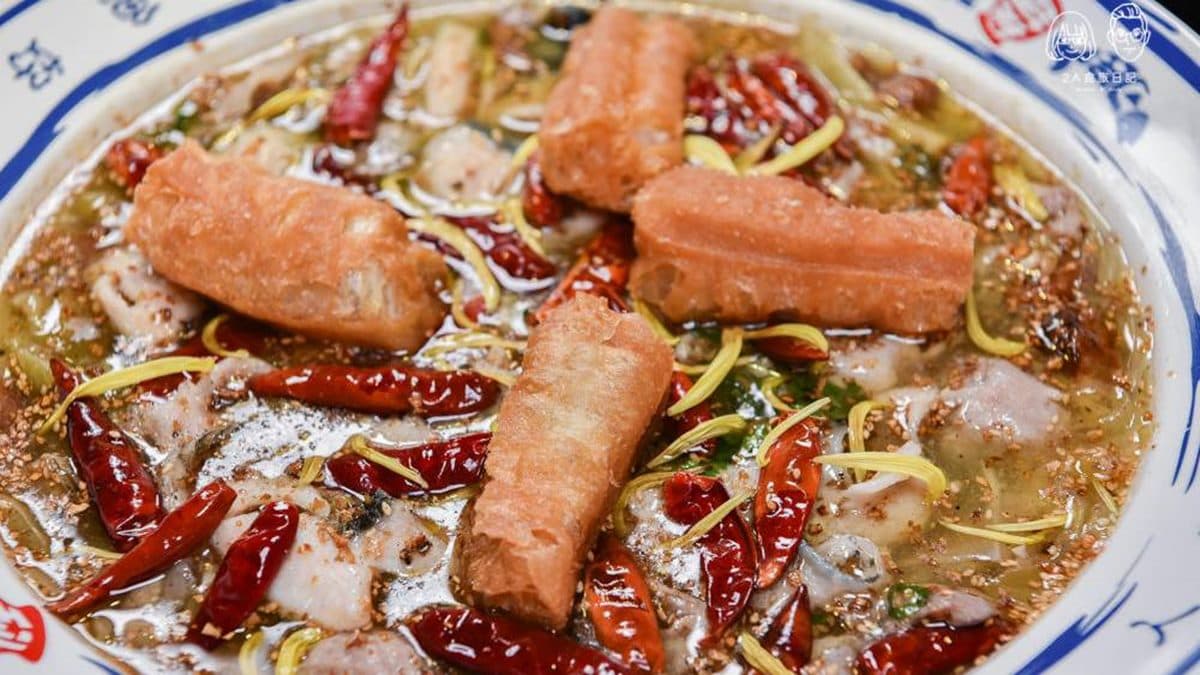 吃辣必點的老油條又厚又脆，建議多吸附一下湯頭讓它變得酥酥軟軟。（圖片來源：2A食旅日記）