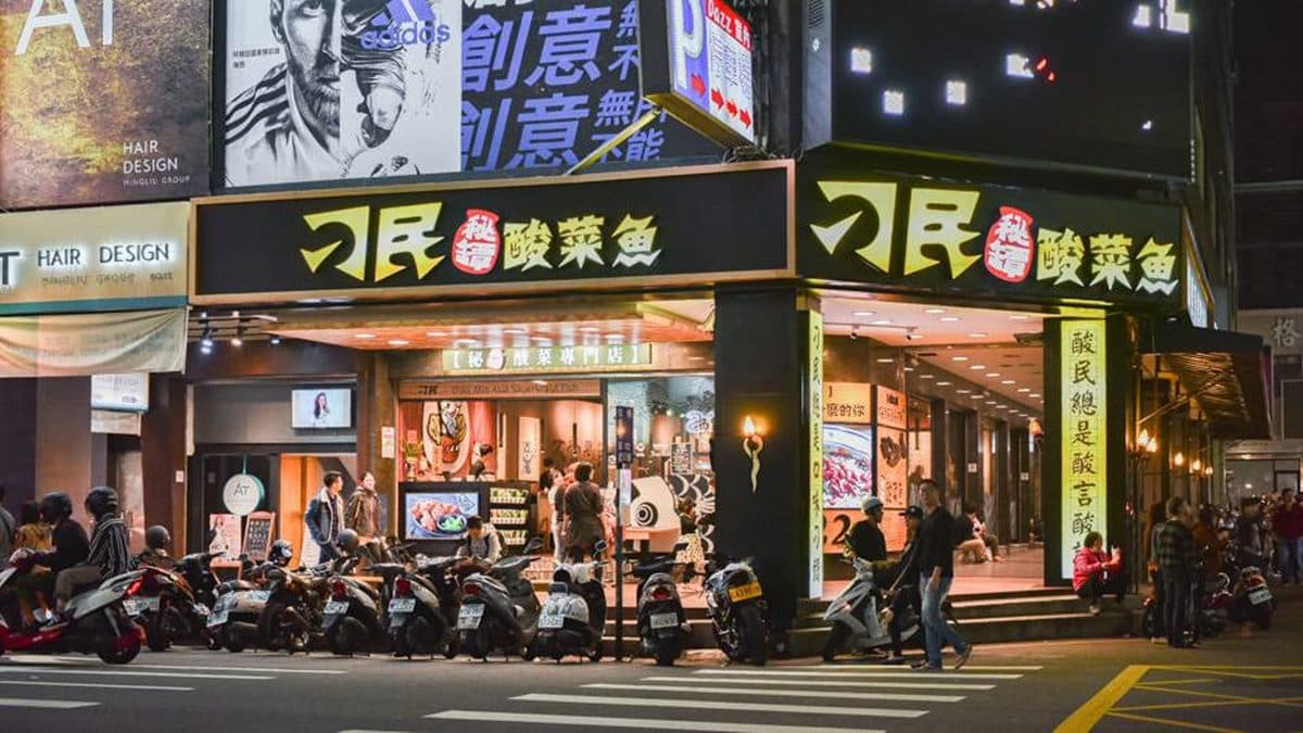 逢甲夜市的「刁民酸菜魚」，是台中第一家的酸菜魚料理店。（圖片來源：2A食旅日記）