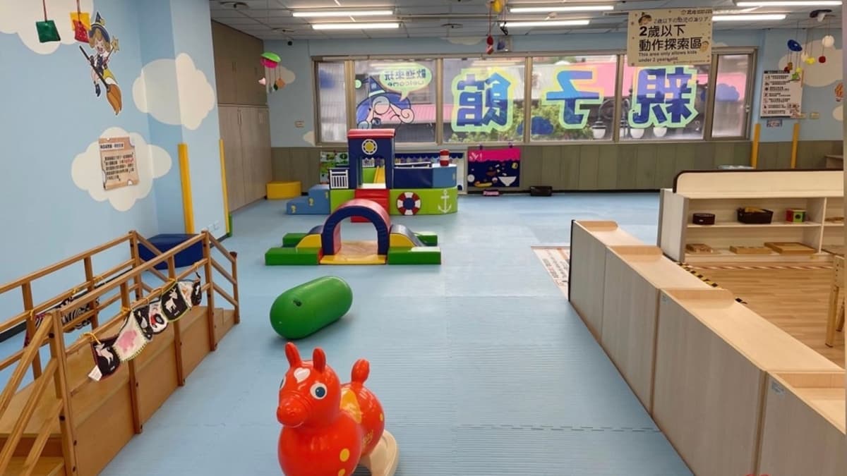 「０～２歲感官動作探險區」有很多適合小寶寶爬行的輔助軟墊，架上還有小玩具。（圖片來源：寶寶❤️放電）