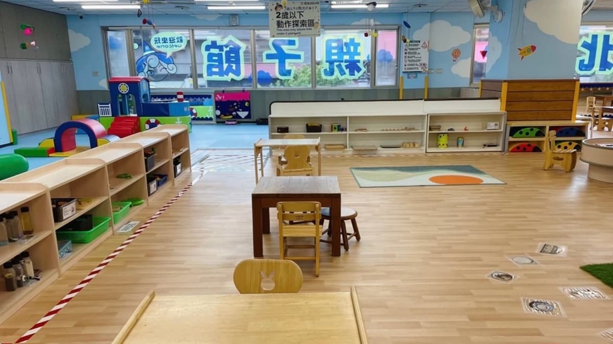 周邊架上放置很多益智玩具，這樣的空間規畫給予小寶寶們很大的社交空間。（圖片來源：寶寶❤️放電）