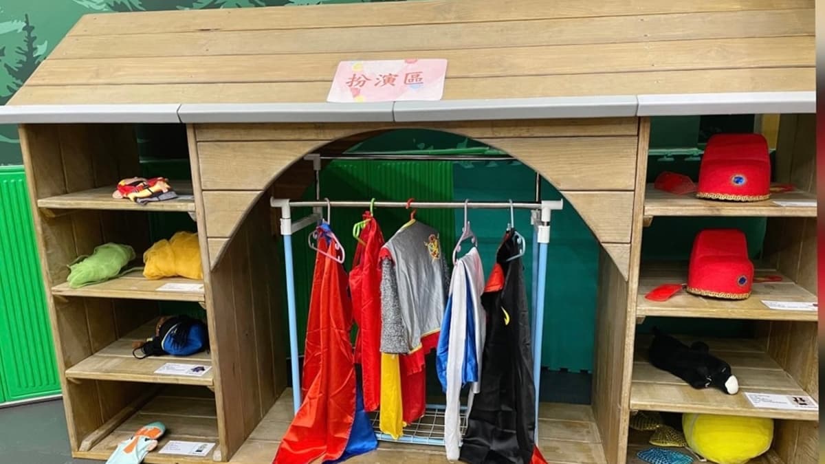小朋友們可以在扮演區變裝，有很多不同職業的制服和配件喔！（圖片來源：寶寶❤️放電）
