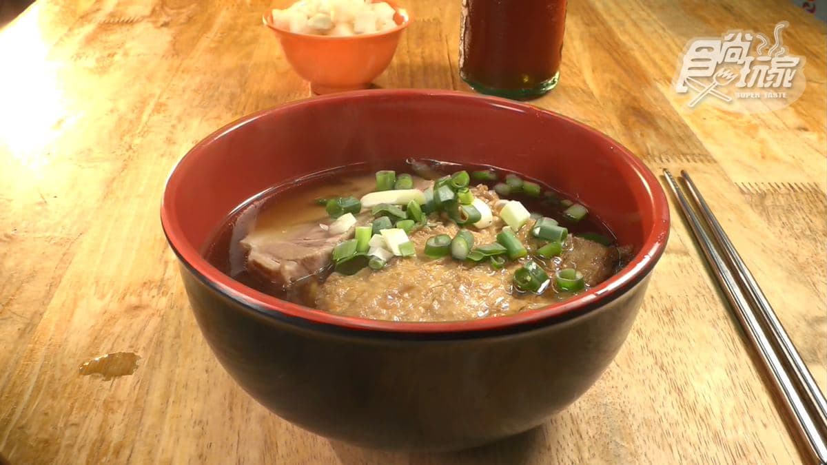 招牌「豬肉麵」裡的梅花豬肉很厚實，還加了一整片豆皮。