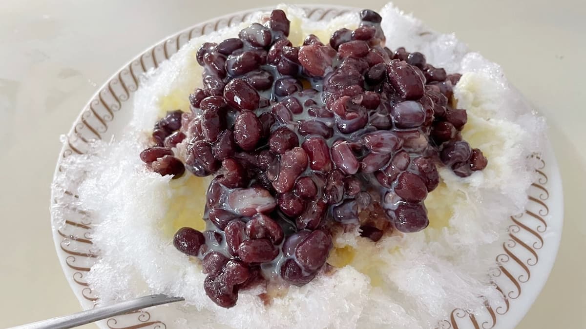 「紅豆牛奶冰」上頭堆滿綿密紅豆，再加上煉乳和滿滿的剉冰，整碗分量不少。（圖片來源：猴子【東】遊記）