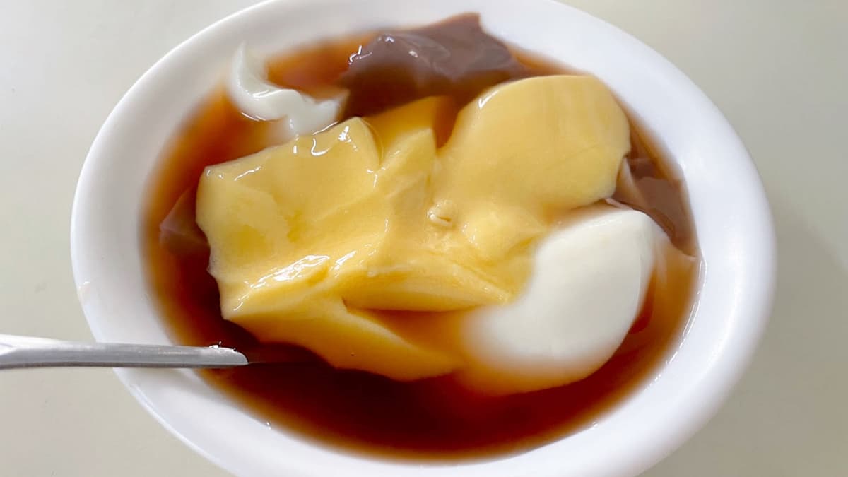 「三色布丁豆花」有著淡淡豆香味，吃起來非常綿密順口。（圖片來源：猴子【東】遊記）
