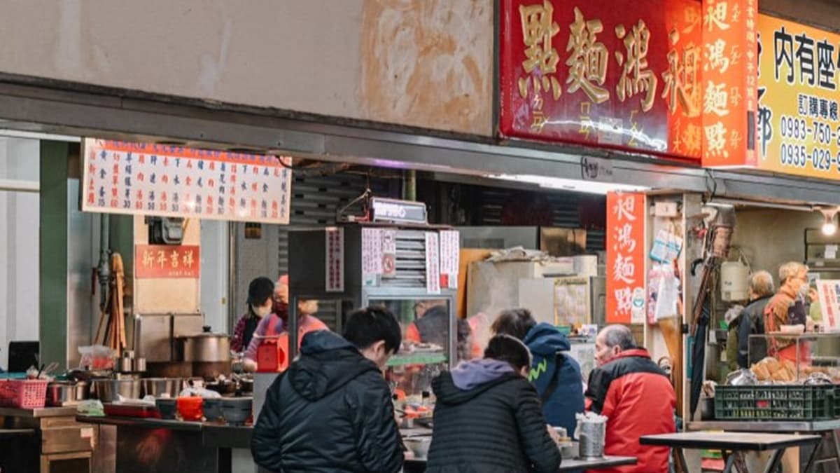 「昶鴻麵點」是來華西街夜市必吃的店家，連續５年蟬聯米其林必比登推介。（圖片來源：女子的休假計劃）