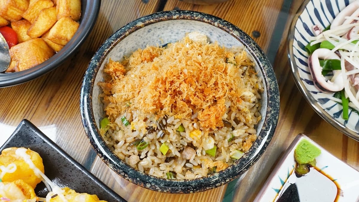 招牌「剝椒干貝絲炒飯」鋪滿鮮甜干貝絲，用料完全不手軟。（圖片來源：柚香魚子醬的蹦蹦跳跳）