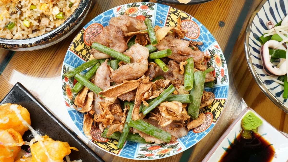 「酥薑椒鹽松阪豬」肉質彈牙，再加入椒鹽與香料拌炒，特別鹹香開胃！（圖片來源：柚香魚子醬的蹦蹦跳跳）