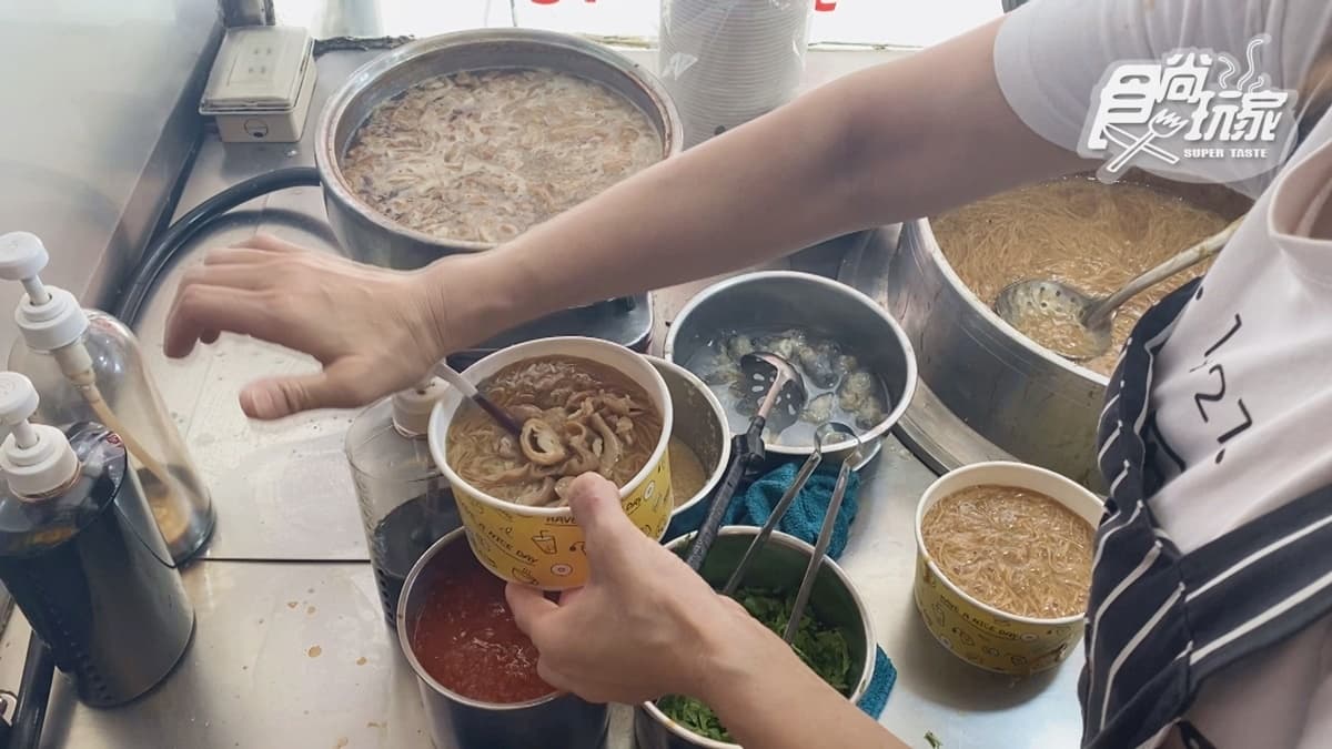 麵線裡的蚵仔大顆又肥美，每天新鮮直送。