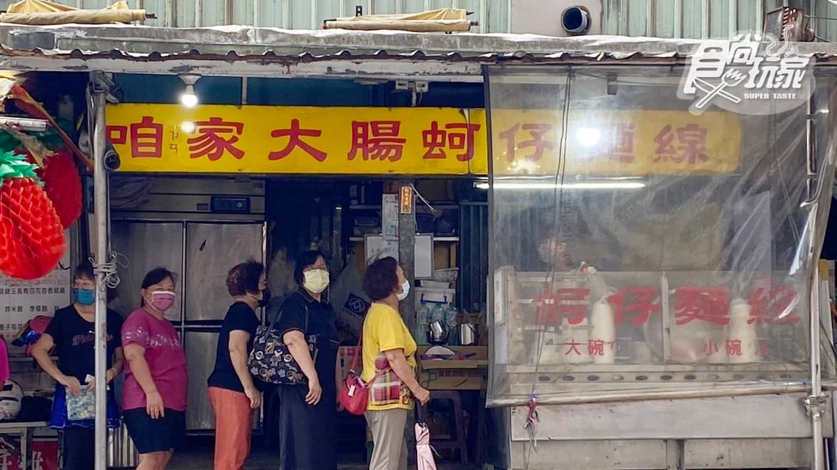 「咱家大腸蚵仔麵線」是在地人氣美食，生意相當好。