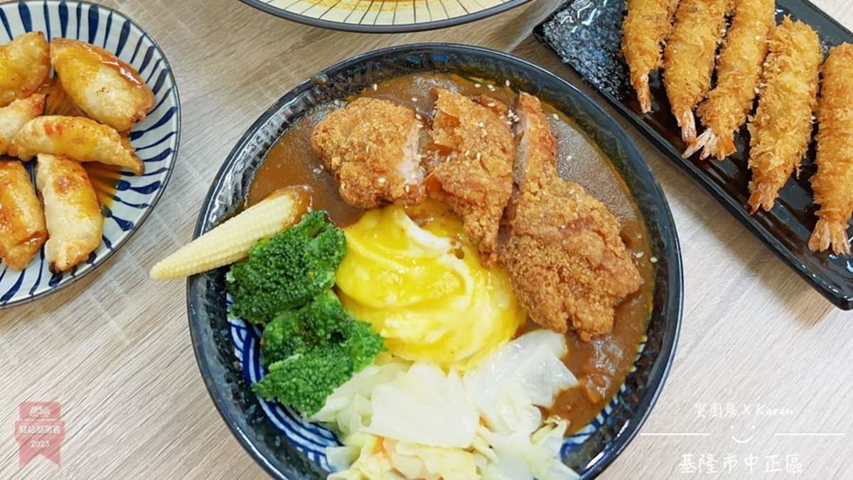 「炸雞腿咖哩蛋包飯」搭配滑嫩蛋包飯太享受！（圖片來源：跟著 Karen W. 品味人生）