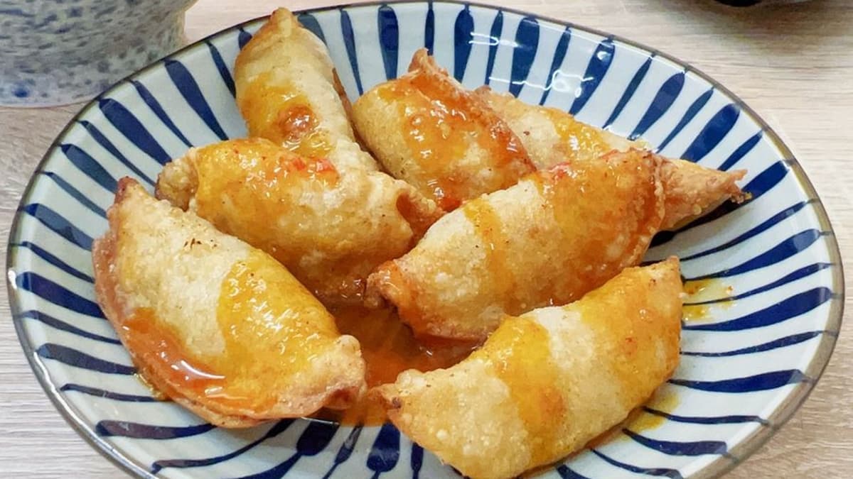 「泰式炸餃子」淋上酸辣鮮甜的泰式醬，讓人一口接一口。（圖片來源：跟著 Karen W. 品味人生）