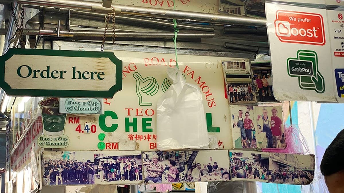許多名人都拜訪過這家老店，看得出老店的名氣很高。（圖片來源：膽小鬼與冒險王）