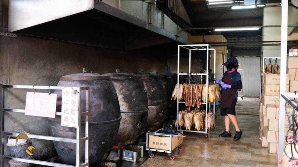 為了應付龐大銷量，店內設有專門的烤鴨區。（圖片來源：漢堡食嚥日記）