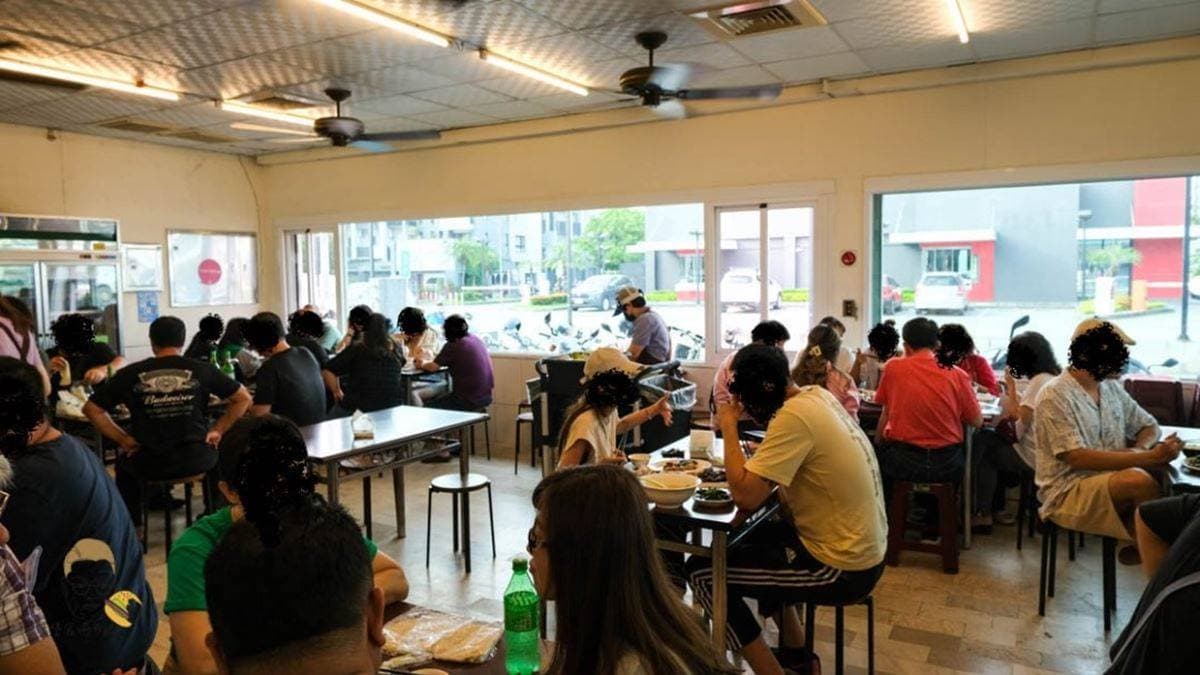 店家有提供內用區，可以現吃熱騰騰的美味料理。（圖片來源：漢堡食嚥日記）