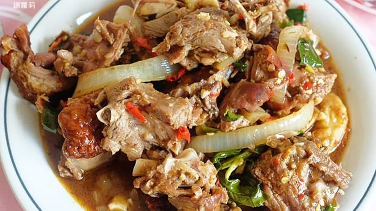 烤鴨骨醬汁非常夠味，帶有些許甜味，還能加購高麗菜、洋蔥加料。（圖片來源：蹦啾♥謝蘿莉）
