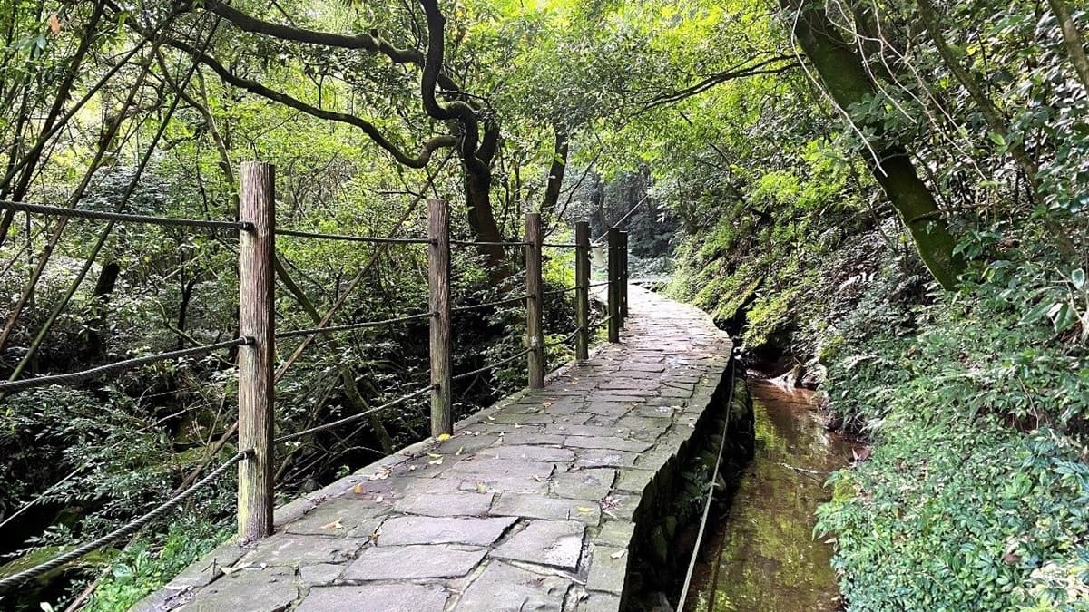 走在水圳旁可以感受水流動的舒壓與寧靜氛圍。（圖片來源：臺北市政府工務局大地工程處）
