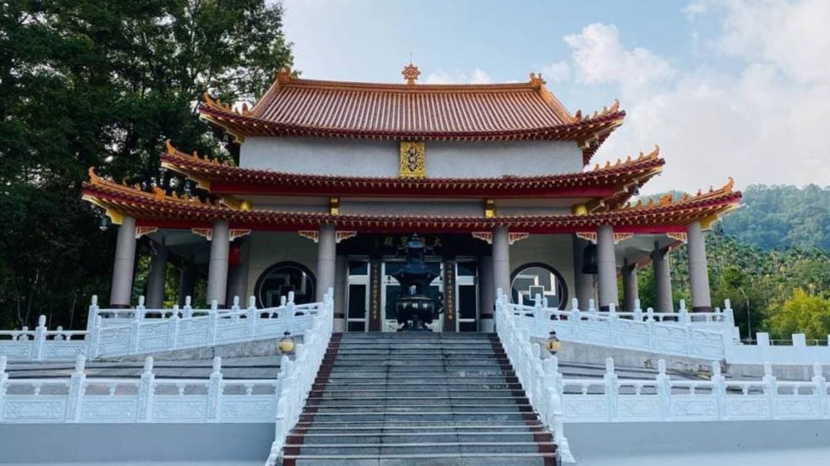 峭壁雄風步道就在「持明寺」旁邊，出發前要去補給水源或洗手間都很方便。（圖片來源：森の野餐女王）