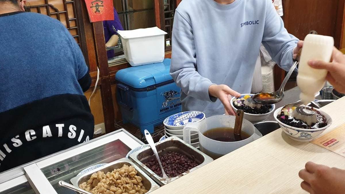 豆花可選擇冷或熱的，豆腐酪則以冰的為主，有紅豆、花生等配料。（圖片來源：米寶麻幸福滿載）