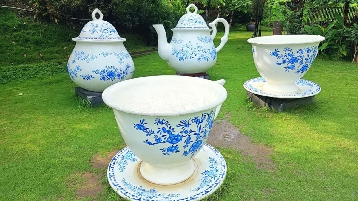 放大版的茶壺和茶杯造景，讓畫面看起來十分逗趣且有特色。（圖片來源：Yuki's Life）