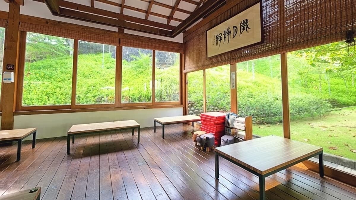 提供遊客用餐休憩的座位很有日式風格，能直接坐在木地板用餐。（圖片來源：Yuki's Life）