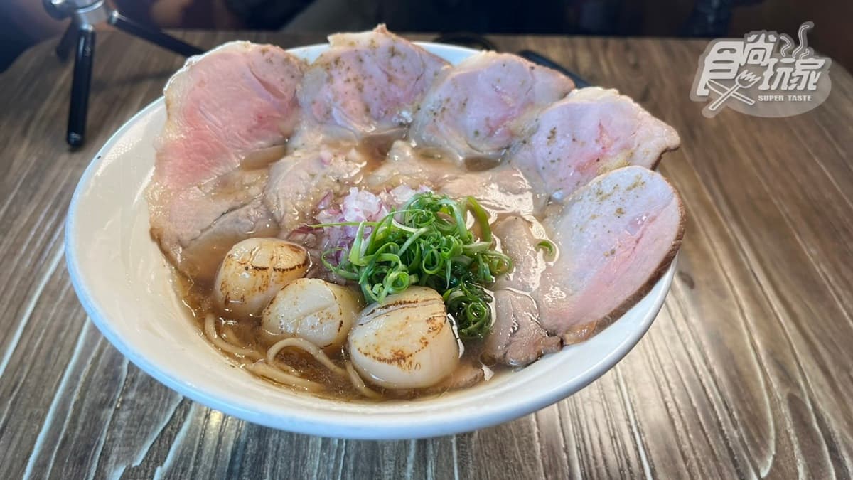 「極上貝貝拉麵」麵條吃起來很Q又帶有嚼勁，湯頭還帶有柚子和干貝的香氣。