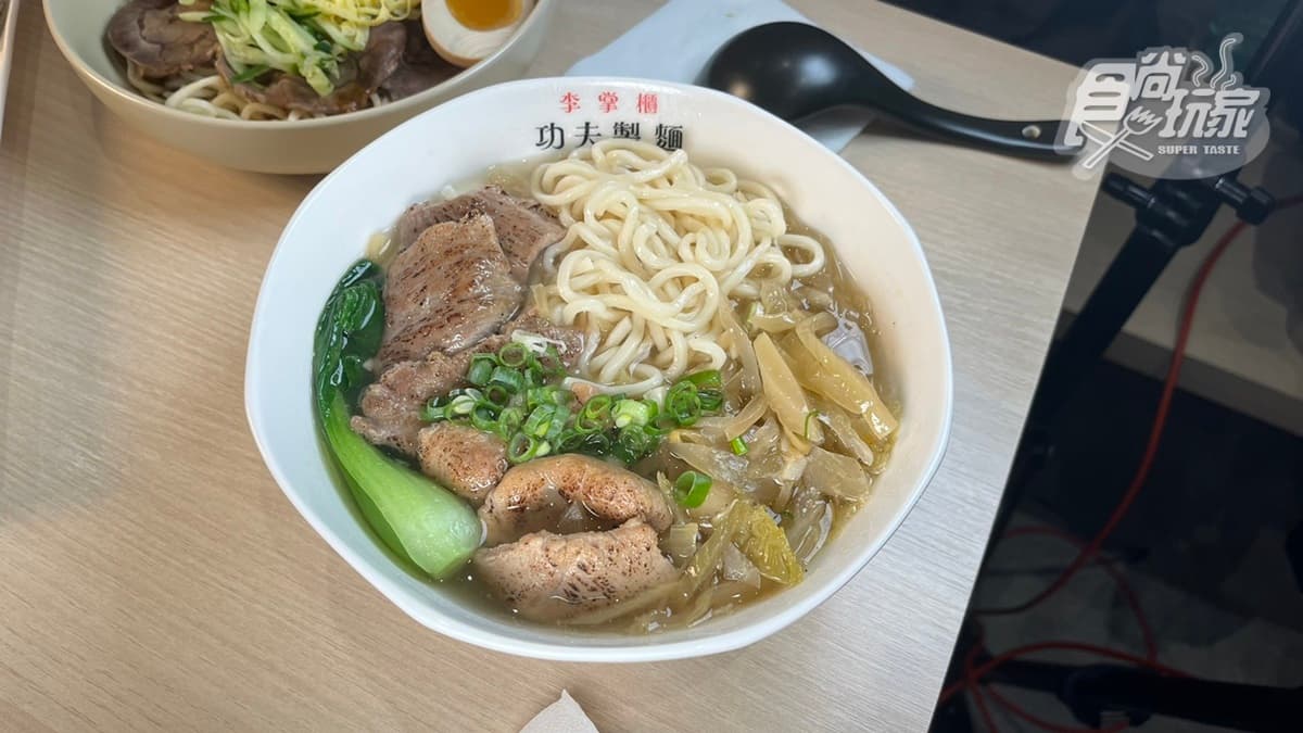 「炙燒豚酸菜麵」鋪上厚厚的炙燒豚，加上滿滿酸菜分量超足。
