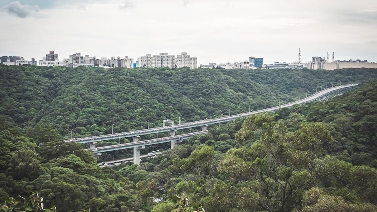 可在「新寮休閒景觀台」中遠眺高速公路的車流景色。（圖片來源：是艾思，不是火拳）