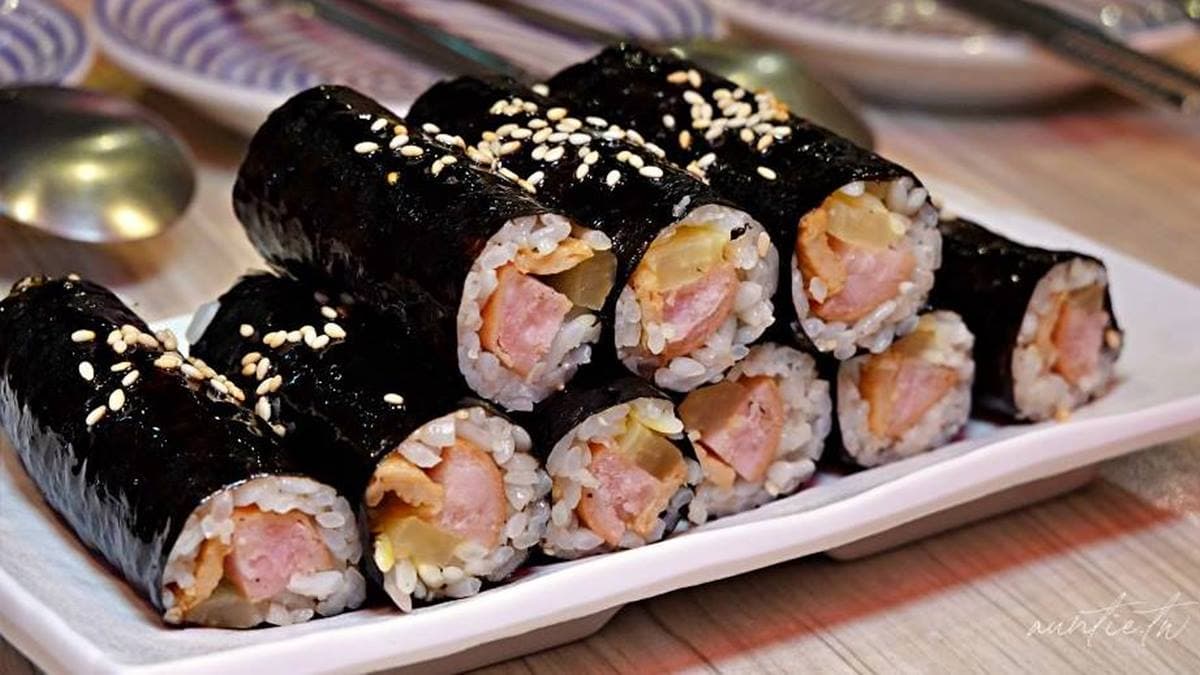 「圓夢飯捲」麻油香濃厚，裡面有包火腿、黃蘿蔔。（圖片來源：水晶安蹄不務正業過生活）