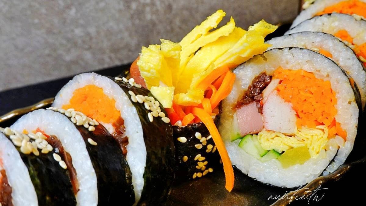 飯捲吃起來有很香的麻油味。（圖片來源：水晶安蹄不務正業過生活）