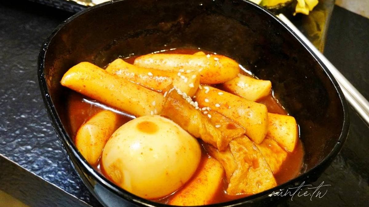 「雙醬辣炒年糕」很唰嘴，吃起來是甜辣的偏醬油口味。（圖片來源：水晶安蹄不務正業過生活）