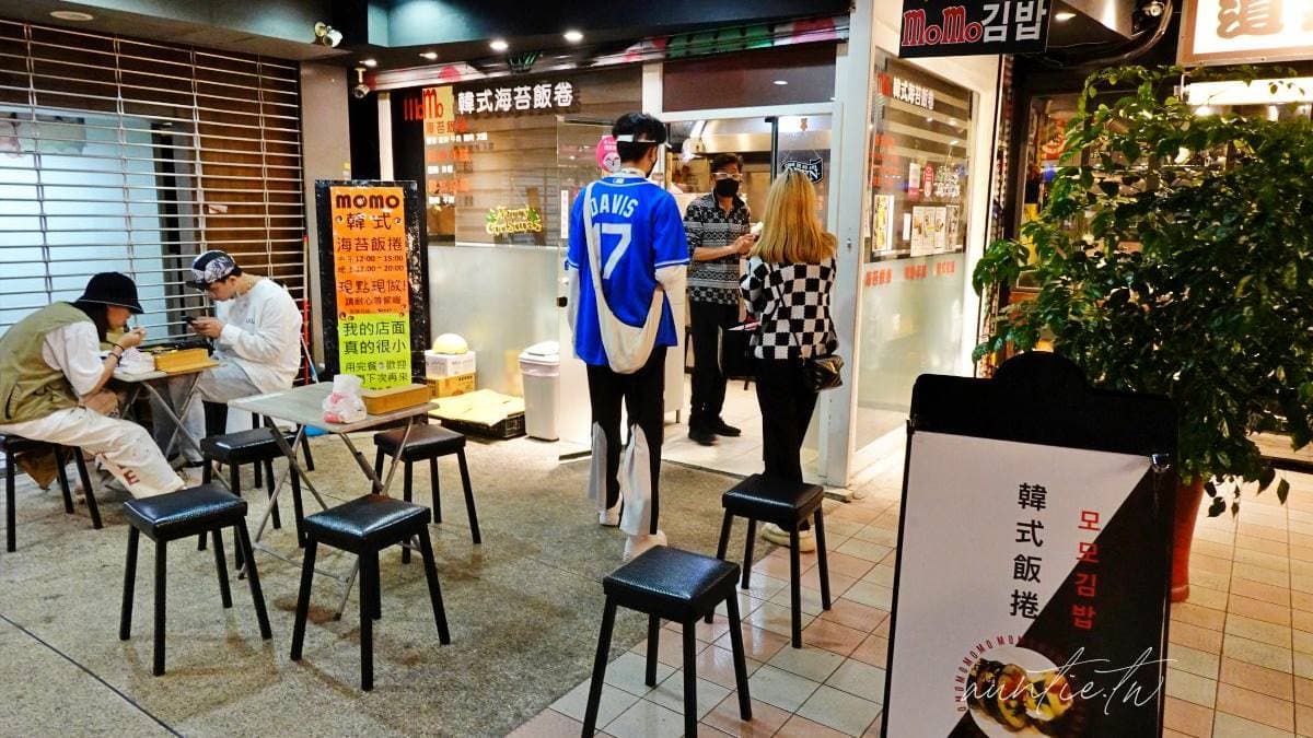 「MoMo海苔飯捲」店面小小的，不過客人也不少。（圖片來源：水晶安蹄不務正業過生活）