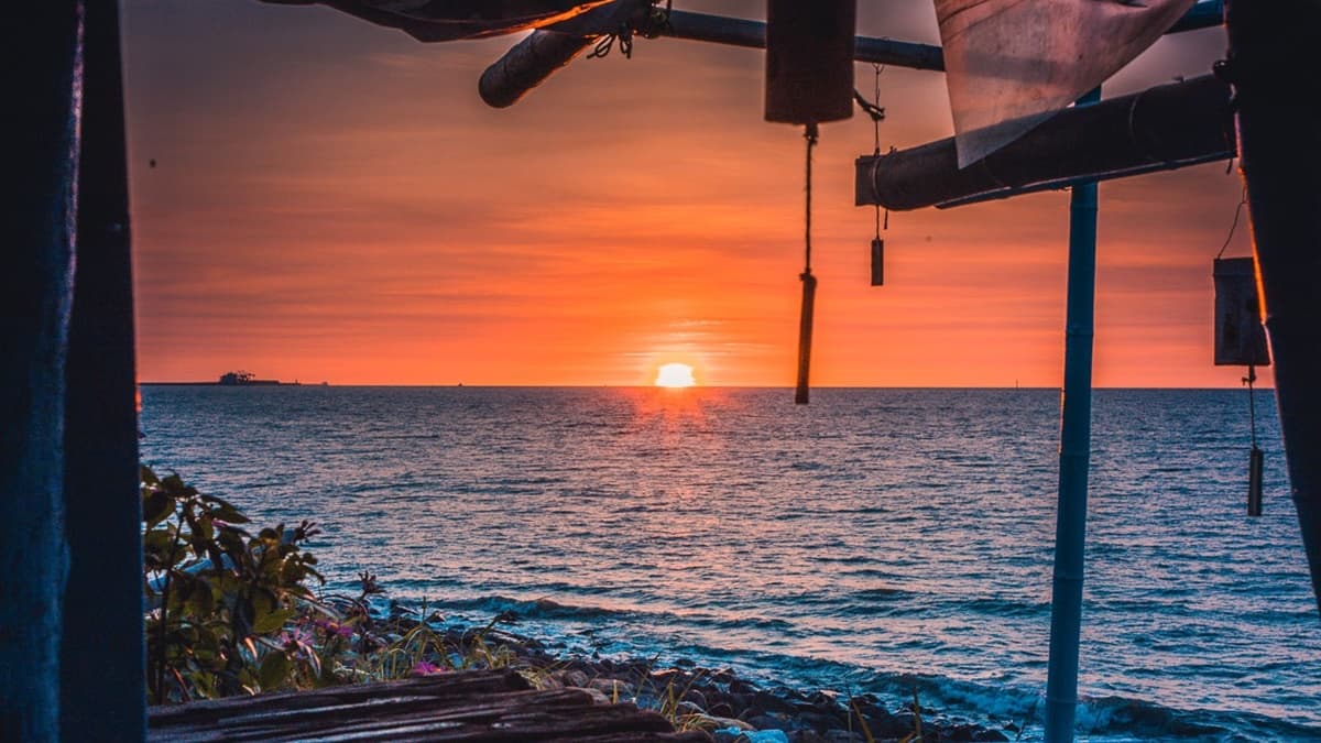 這邊的海浪很平緩，可以看到超美的夕陽海景，把海面都染成金色。（圖片來源：大手牽小手玩樂趣）