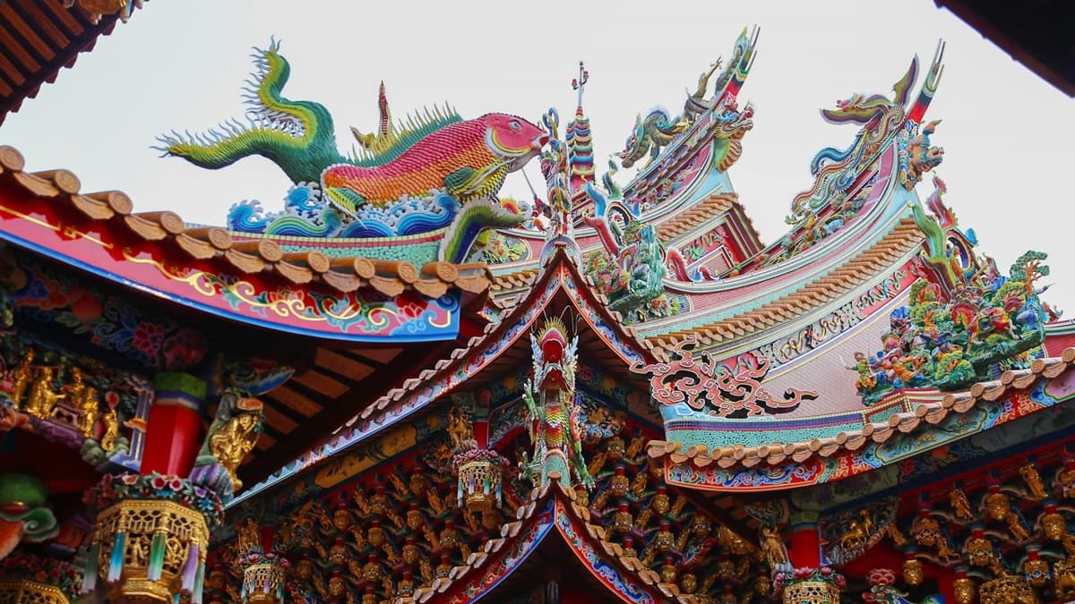 廟宇天花板上的精美雕刻，讓人看得目不轉睛。（圖片來源：又要飛去哪！？）