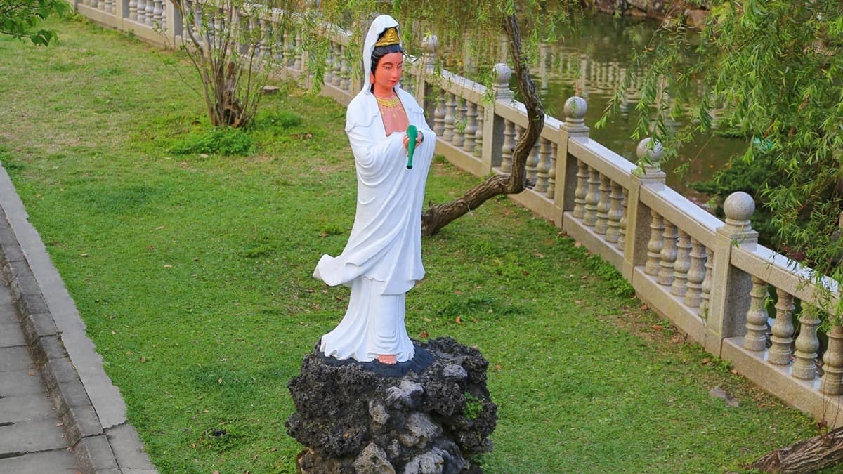 公園裡可以看到不少觀世音的神像。（圖片來源：又要飛去哪！？）