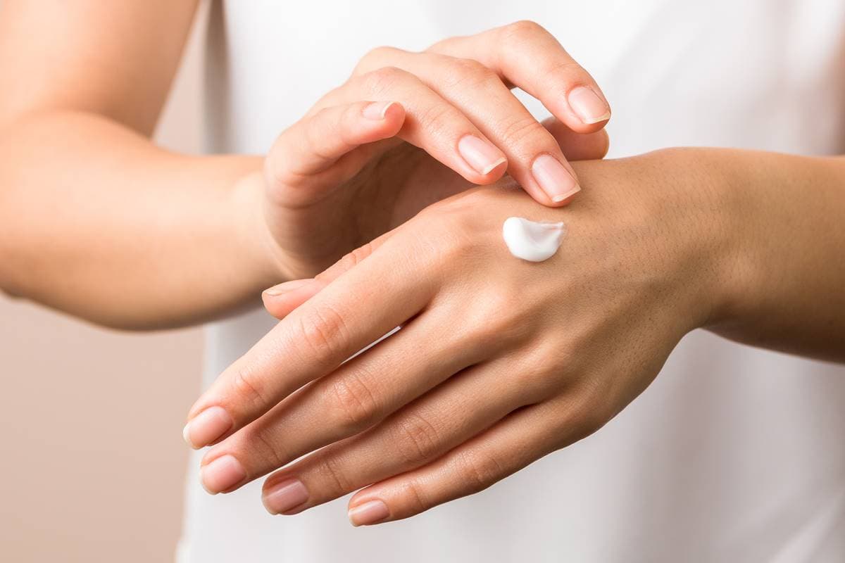 辦公室吹冷氣皮膚乾到爆!多喝水就能保濕?醫師打臉:「這樣做」效果才最好 辦公室吹冷氣皮膚乾到爆!多喝水就能保濕?醫師打臉:「這樣做」效果才最好