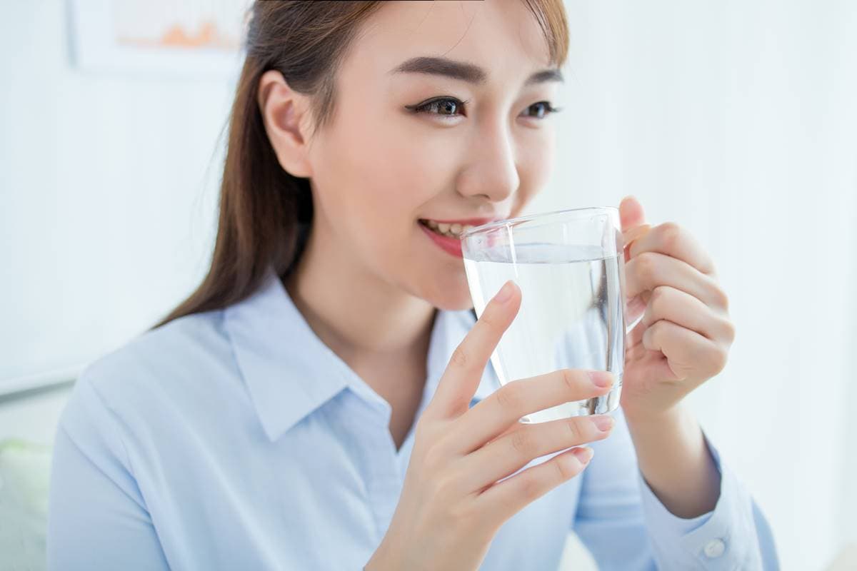辦公室吹冷氣皮膚乾到爆!多喝水就能保濕?醫師打臉:「這樣做」效果才最好 辦公室吹冷氣皮膚乾到爆!多喝水就能保濕?醫師打臉:「這樣做」效果才最好
