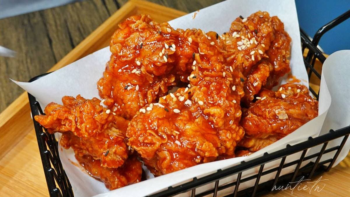 「韓式炸雞」肉質還不錯，不會柴柴的，醬汁也好吃。（圖片來源：水晶安蹄不務正業過生活）