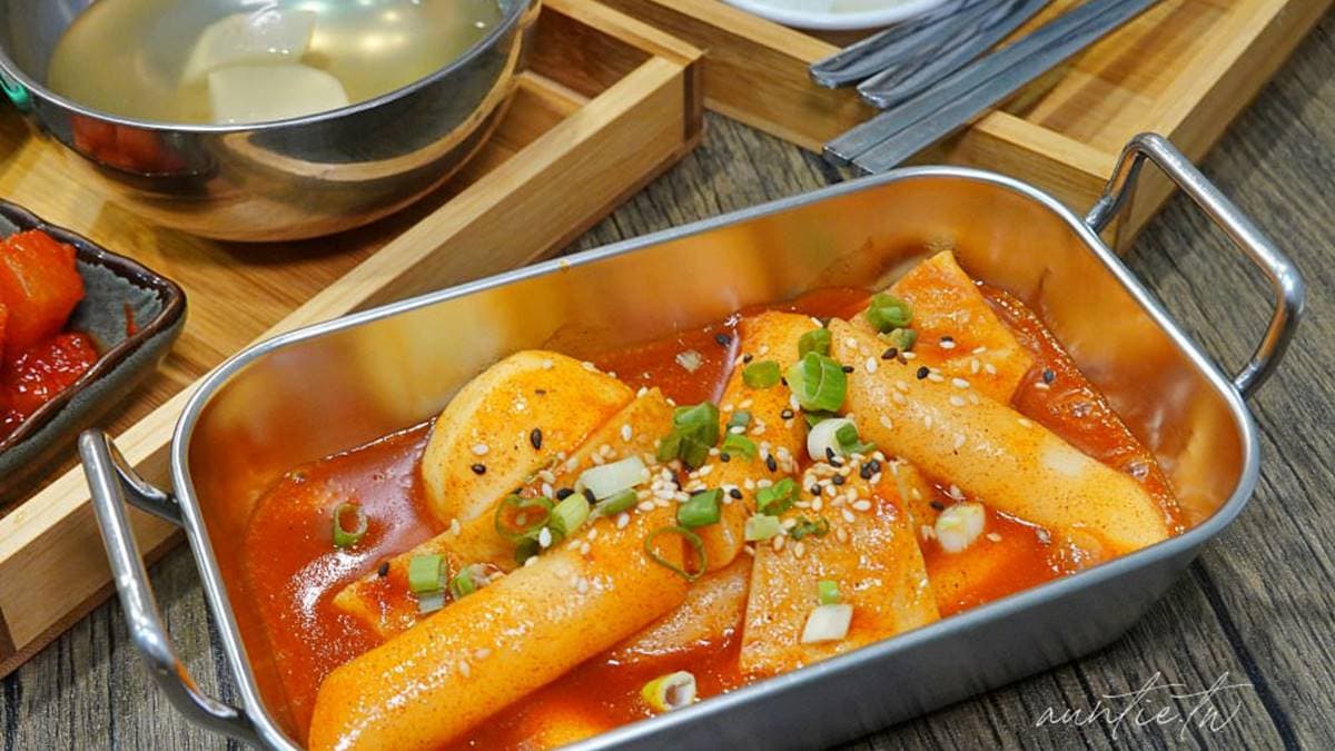 「辣炒年糕」帶著一點辣度，不敢吃辣的可以點炸醬口味。（圖片來源：水晶安蹄不務正業過生活）
