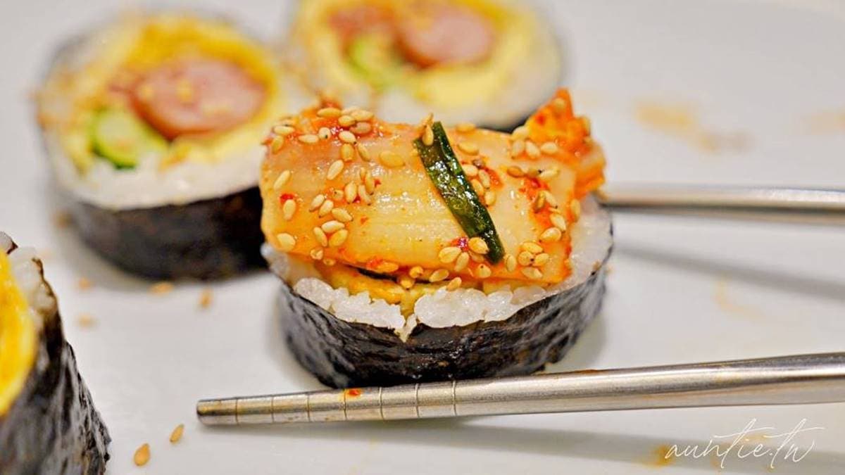 飯捲搭配上老闆娘做的道地泡菜好好吃。（圖片來源：水晶安蹄不務正業過生活）