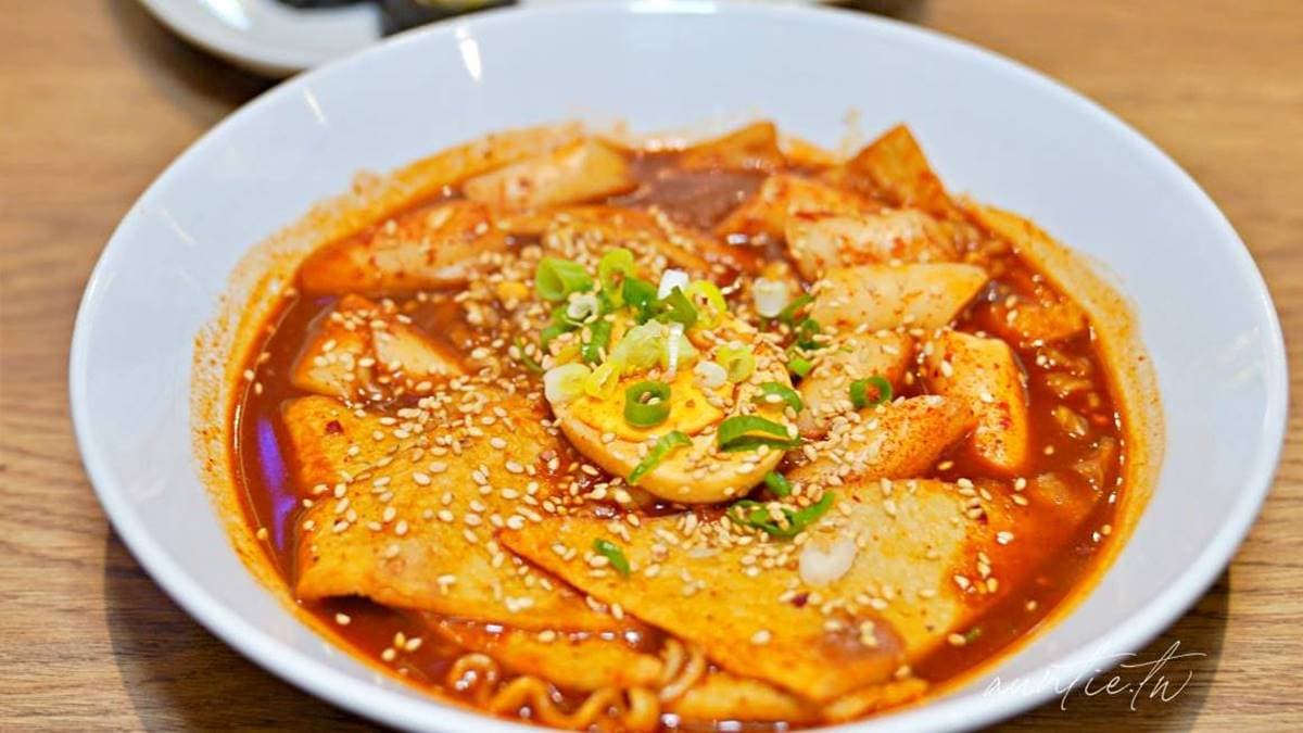 辣炒年糕裡有半顆白煮蛋、魚板以及拉麵。（圖片來源：水晶安蹄不務正業過生活）