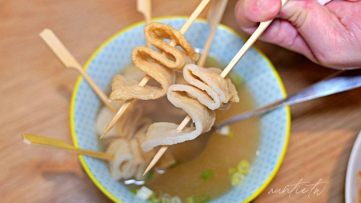 魚板湯的湯頭有加一些胡椒粉提味，非常開胃。（圖片來源：水晶安蹄不務正業過生活）