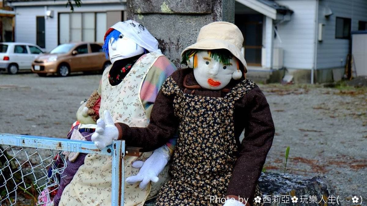 綾野女士用木頭、軟墊做出骨架，人頭縫起來塞入棉花，再用針線做出各種表情。（圖片來源：西莉亞玩樂人生）