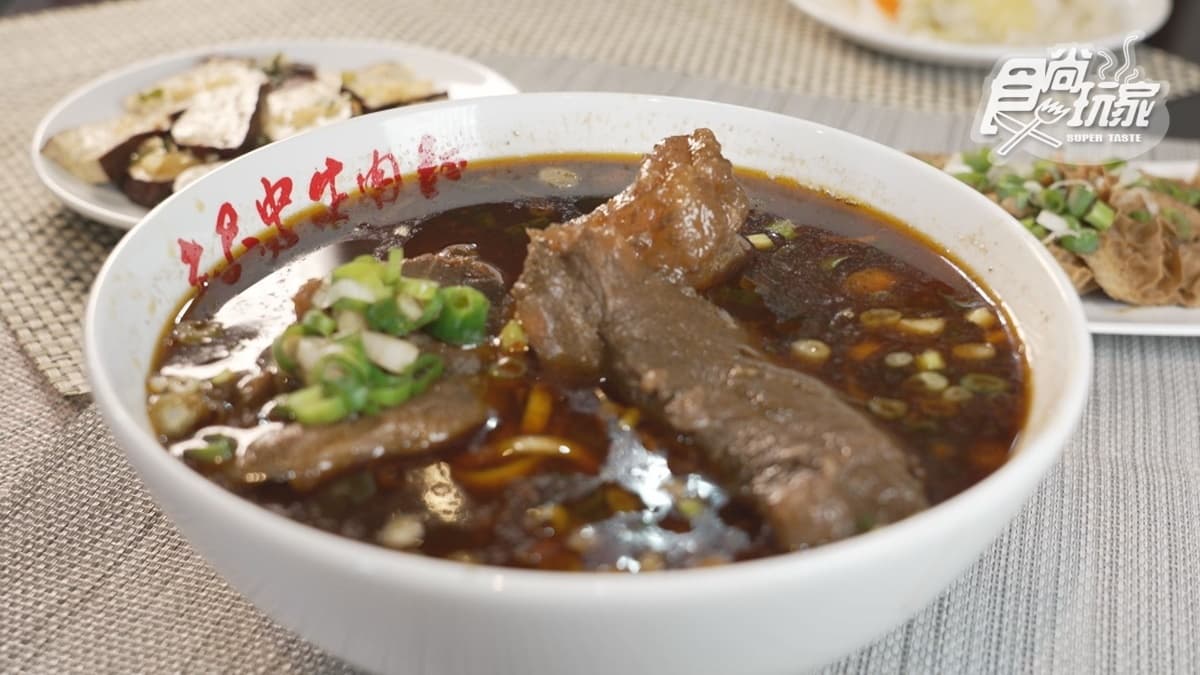 紅燒牛肉麵偏四川口味，味道稍重但能喝出滿滿牛肉精華。