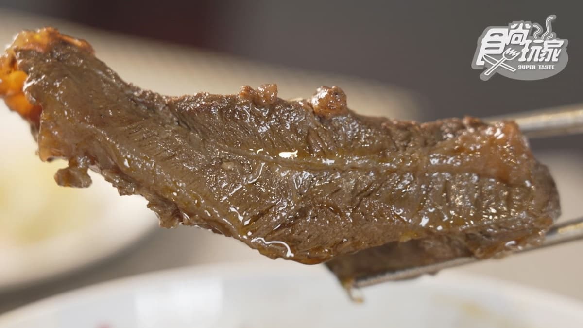老闆堅持牛肉得經過１天的燜煮才夠入味。