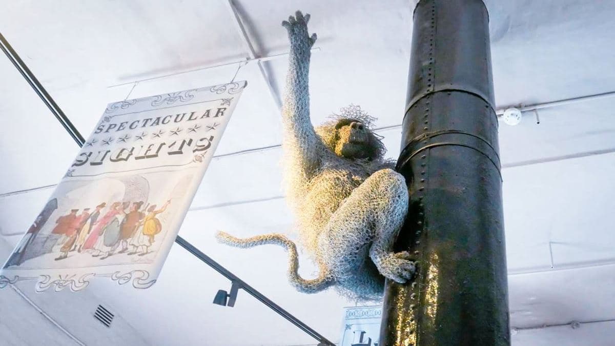 「獅塔」曾是有各種珍奇異獸的動物館，目前塔內有對於曾經動物住民的詳細故事說明。（圖片來源：晏世旅攝）