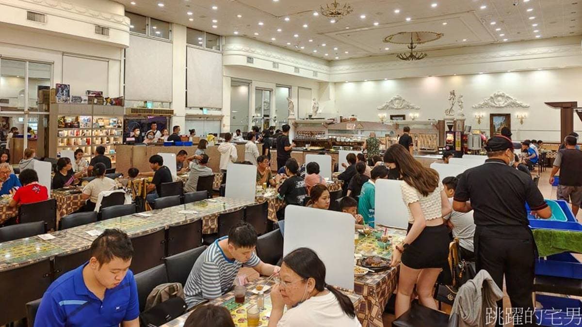 店內空間超大，到了用餐時間幾乎坐滿，生意超好。（圖片來源：跳躍的宅男）